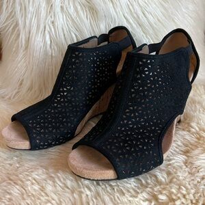 Lifestride Hinx 2 Black Size 8 Microsuede Wedge Sandals Pre-loved Excellent